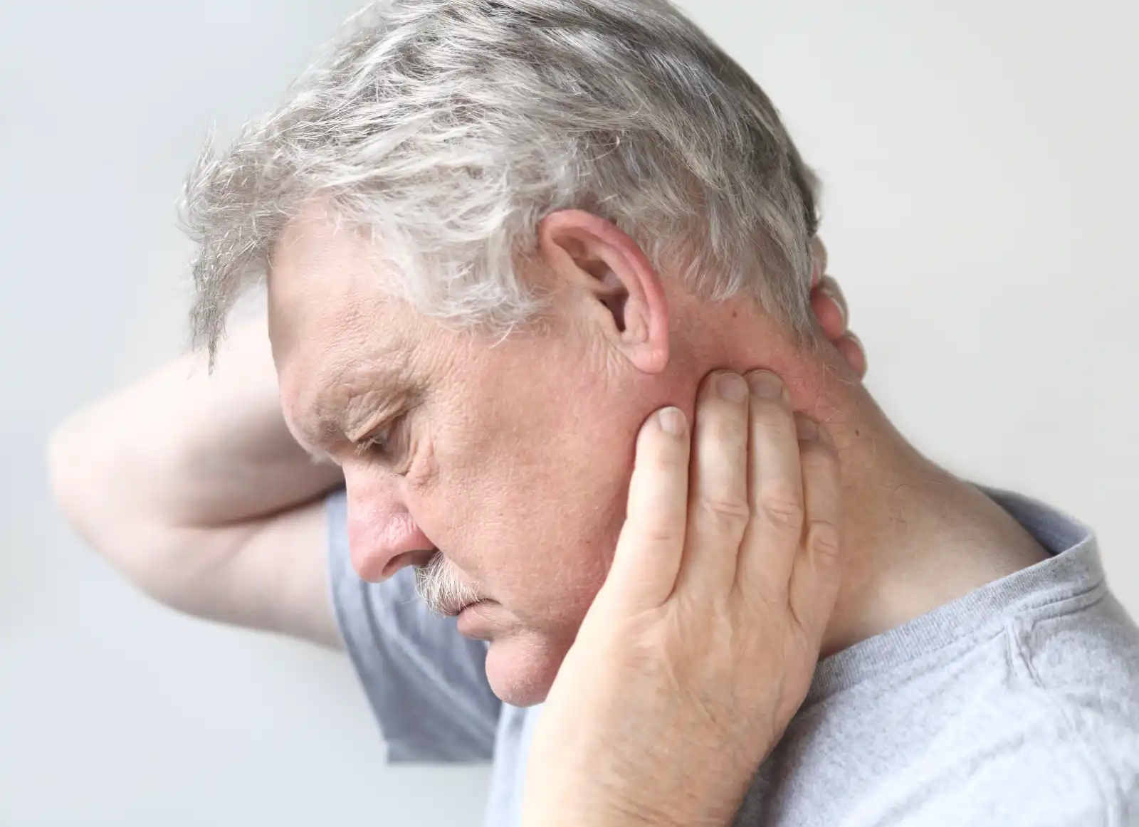man with a hurt neck, meeting with a personal injury lawyer